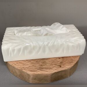 ⚪️ Vintage - Rialto Acrylic Plastic White Tissue Box - Wall Mount or Counter Top